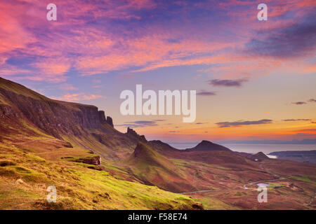 Lever du soleil sur l'Quiraing sur l'île de Skye en Ecosse. Banque D'Images