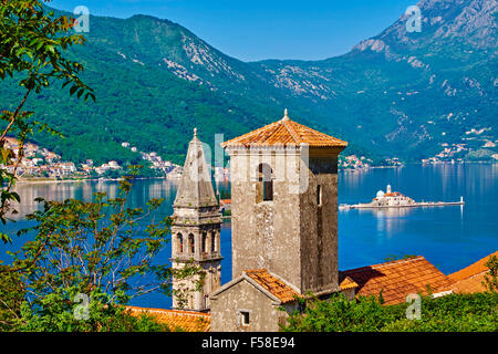 Le Monténégro, la côte Adriatique, dans la baie de Kotor, Kotor, village de Perast, clocher de l'église, l'île de Saint Georges et Notre Dame de la roche Banque D'Images
