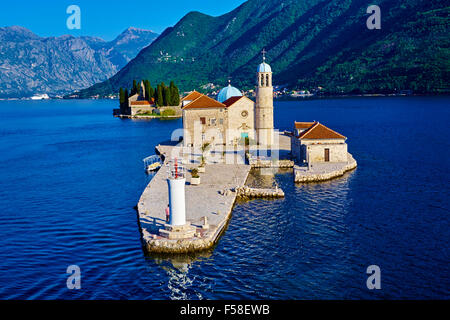 Le Monténégro, la côte Adriatique, dans la baie de Kotor, Perast, île de Saint Georges et Notre Dame de l'île de roche Banque D'Images