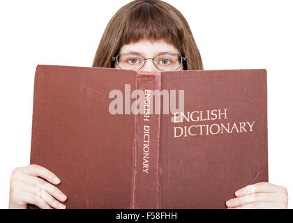 Fille avec des lunettes donne sur English Dictionary livre isolé sur fond blanc Banque D'Images