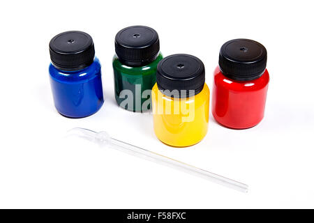 L'équipement pour la peinture batik froid isolé sur fond blanc. Vue rapprochée de couleur différentes peintures batik et le tube de verre pour Banque D'Images