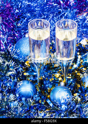 Noël encore la vie - deux verres de champagne dans les décorations de Noël bleu Banque D'Images