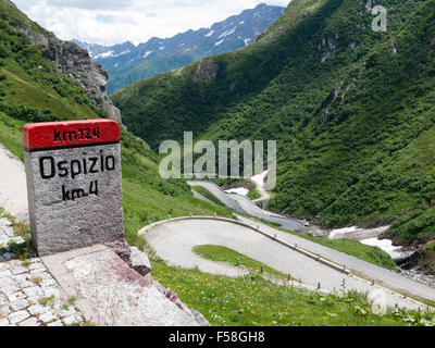 Les jalons et les serpentins de l'historique pavée de galets col du Gothard road (Tremola) dans les Alpes suisses. Banque D'Images