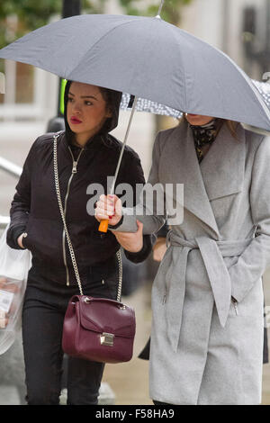 Wimbledon, Londres, Royaume-Uni, le 30 Oct, 2015. Wimbledon Londres, Royaume-Uni. 30 octobre 2015. Tôt le matin, les navetteurs sont pris dans la pluie sur leur façon de travailler : Crédit amer ghazzal/Alamy Live News Banque D'Images