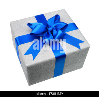 Boîte-cadeau en argent avec ruban bleu et une élégante fantaisie, bow studio isolé sur fond blanc Banque D'Images