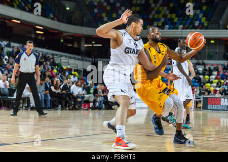 Londres, Royaume-Uni. 29 Oct, 2015. Les Lions player Jaron Lane (5) entraîne le ballon en avant avec Manchester's Sam Attah (6) essayant de bloquer au cours de la London Lions contre Manchester Giants BBL jeu à l'Arène de cuivre dans le parc olympique. Manchester Giants gagner 90-82. Credit : Imageplotter/Alamy Live News Banque D'Images