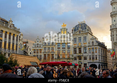 Bruxelles, BELGIQUE - Décembre 06, 2015 : les touristes étrangers de monde à Bruxelles Grand Place décorée pour Noël Banque D'Images