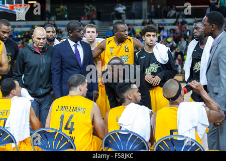 Londres, Royaume-Uni. 29 Oct, 2015. Nigel Lloyd entraîneur et entraîneur-adjoint Laurent parler irlandais de leurs joueurs au cours de la London Lions contre Manchester Giants BBL jeu à l'Arène de cuivre dans le parc olympique. Manchester Giants gagner 90-82. Credit : Imageplotter/Alamy Live News Banque D'Images