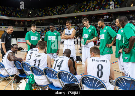 Londres, Royaume-Uni. 29 Oct, 2015. Joueur et entraîneur-chef Yorick Williams parle à ses joueurs après le troisième trimestre au cours de la London Lions contre Manchester Giants BBL jeu à l'Arène de cuivre dans le parc olympique. Manchester Giants gagner 90-82. Credit : Imageplotter/Alamy Live News Banque D'Images