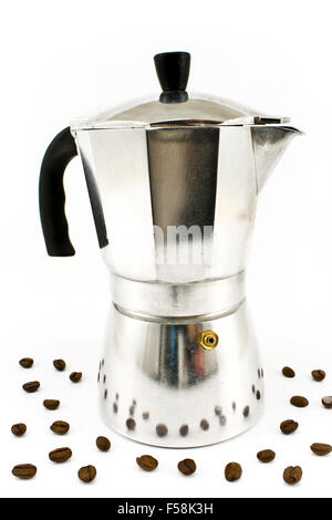 Expresso aluminium cafetière avec café en grains isolated on white Banque D'Images