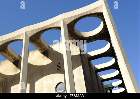 Tel Aviv. Grande Synagogue. Conçu par Yehuda Magidovitch en 1922 et achevée en 1926. Rénové en 1970 avec une nouvelle façade externe d'arches. Banque D'Images