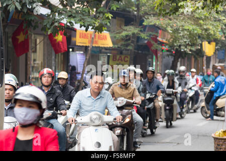 Longue ligne de scooter moto riders dans vieux quartier de Hanoi,Vietnam,capitale Banque D'Images