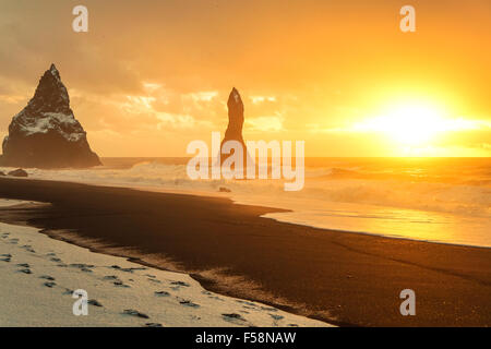 Daybreak de couleurs vives sur le sable noir de la plage Reynisfjara qui jouit Banque D'Images