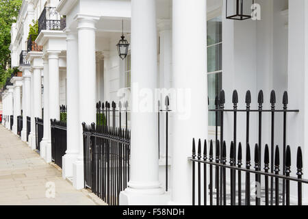 Maisons édouardiennes blanc dans l'ouest de Londres Banque D'Images