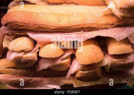 Pile de sandwichs baguette jambon et fromage sur comptoir d'alimentation en marché espagnol à Madrid Banque D'Images