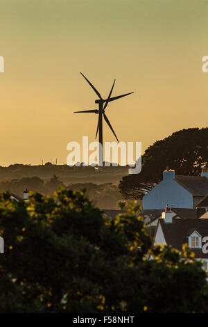 Éoliennes silhouette sur le coucher du soleil situé à Penryn, Cornwall, UK. Banque D'Images