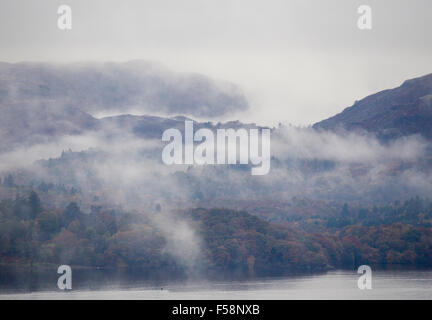 Lake District Cumbria 30 octobre 2015 couleurs d'automne Météo Royaume-uni ,nuages bas lentement de compensation les collines surplombant le lac Windermere Crédit : Gordon Shoosmith/Alamy Live News Banque D'Images