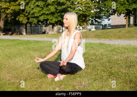Blonde woman doing yoga Banque D'Images