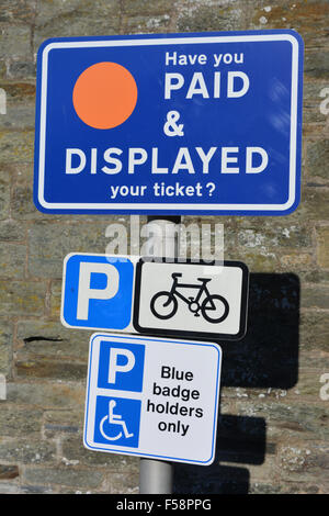 Avez-vous payé & affiché parking sign, Blue-badges uniquement, et Location parking sign Banque D'Images