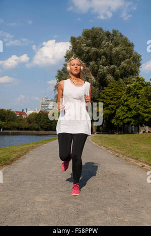 Woman jogging en été Banque D'Images