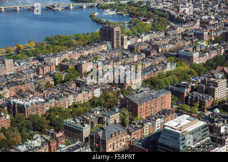 Vue aérienne de Back Bay et Beacon Hill à Boston, Massachusetts sur une journée ensoleillée avec la Charles River, dans l'arrière-plan. Banque D'Images