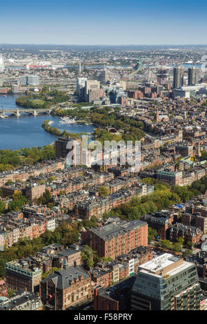 Vue aérienne de Back Bay et Beacon Hill à Boston, Massachusetts sur une journée ensoleillée avec la Charles River, dans l'arrière-plan. Banque D'Images