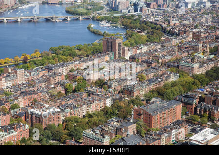 Vue aérienne de Back Bay et Beacon Hill à Boston, Massachusetts sur une journée ensoleillée avec la Charles River, dans l'arrière-plan. Banque D'Images