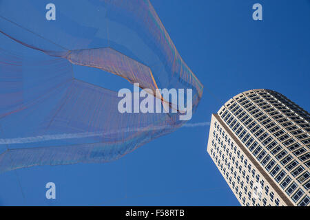 Aériennes par Janet Echelman suspendues au-dessus de Boston downtown district contre un ciel bleu. Banque D'Images