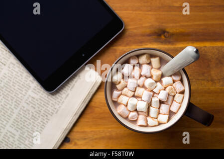Boisson au cacao avec des guimauves dans mug sur la table Banque D'Images