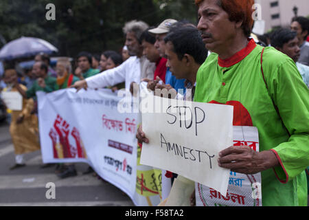 Dhaka, Bangladesh. 30Th Oct, 2015. Activistsshout bangladais slogan lors d'une protestation contre Amnesty International à Dhaka le 30 octobre 2015. Amnesty International a soulevé des questions au sujet de l'essai et d'appel des criminels de guerre condamnés Salauddin Quader Chowdhury et Ali Ahsan Mohammad Mujahid, jours avant leur examen de la peine de mort les pétitions sont à régler. Les manifestants ont exigé la peine de mort pour crime de guerre condamnés. Zakir Hossain Chowdhury Crédit : Fil/ZUMA/Alamy Live News Banque D'Images