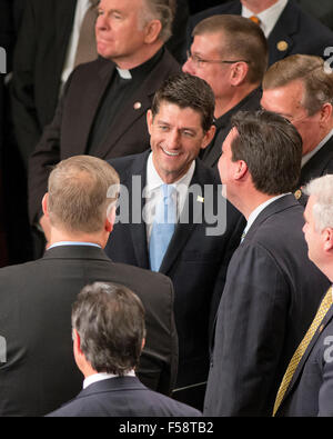 Washington, DC, USA. 29 octobre, 2015. Le président de la Chambre des représentants des États-Unis Paul Ryan (républicain du Wisconsin) est accueilli par ses collègues après avoir reçu le serment d'office à la Chambre Chambre dans le Capitole à Washington, DC le jeudi 29 octobre, 2015. Dpa : Crédit photo alliance/Alamy Live News Banque D'Images