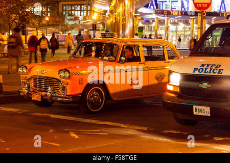 Old yellow taxi cab, South Ferry , Manhattan, New York City, États-Unis d'Amérique. Banque D'Images