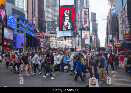 Juste un autre jour rempli de touristes dans les rues de Times Square, New York City. Banque D'Images