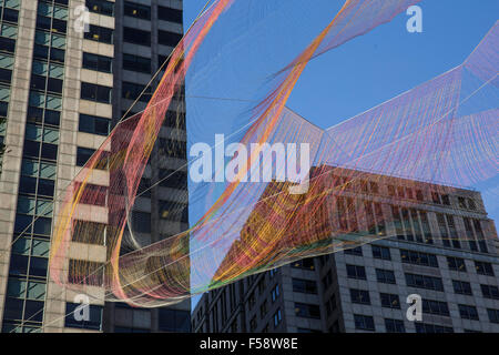 Aériennes par Janet Echelman suspendues au-dessus de Boston downtown district contre un ciel bleu. Banque D'Images