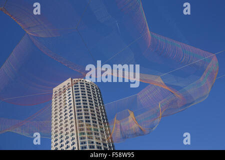 Aériennes par Janet Echelman suspendues au-dessus de Boston downtown district contre un ciel bleu. Banque D'Images