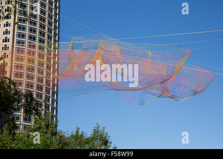 Aériennes par Janet Echelman suspendues au-dessus de Boston downtown district contre un ciel bleu. Banque D'Images