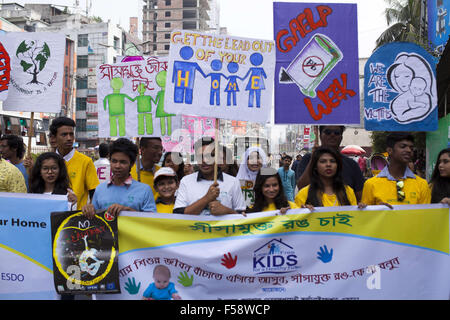 Dhaka, Bangladesh. 30Th Oct, 2015. Rallye jeunes bangladais fait faire prendre conscience de l'élimination du plomb des peintures sur l'ocasion de la semaine de la prévention de l'intoxication saturnine à Dhaka au Bangladesh le 30 octobre 2015.L'intoxication au plomb est tout à fait évitable, mais l'exposition au plomb est estimée à 0,6  % de la charge mondiale de morbidité, les plus durement touchés dans les régions en développement. L'enfance l'exposition au plomb est estimé à contribuer à environ 600 000 nouveaux cas d'enfants ayant une déficience intellectuelle chaque année. Credit : ZUMA Press, Inc./Alamy Live News Banque D'Images