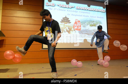 Dhaka, Bangladesh. 30Th Oct, 2015. Les élèves jouent des jeux pendant une compétition à savoir chinois de l'Université Nord Sud à Dhaka, Bangladesh, le 30 octobre 2015. Un total de 16 concurrents ont participé au concours organisé par l'ambassade de la République populaire de Chine, à Dhaka, au Bangladesh. Shariful Islam Crédit :/Xinhua/Alamy Live News Banque D'Images