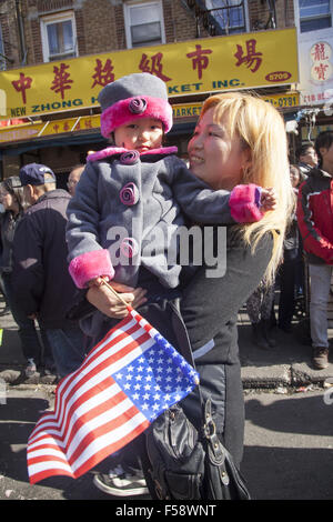 Résident Local spectateurs au Festival d'automne et de la lanterne chinoise dans le quartier Chinatown de Parade de Brooklyn, New York. Banque D'Images