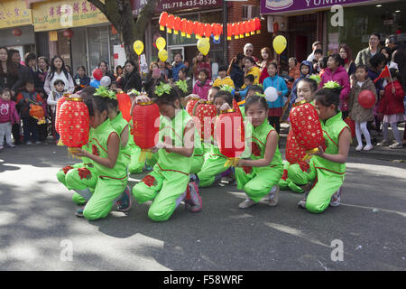 Troupe de danse pour enfants au Festival d'automne et de la lanterne chinoise dans le quartier Chinatown de Parade de Brooklyn, New York. Banque D'Images