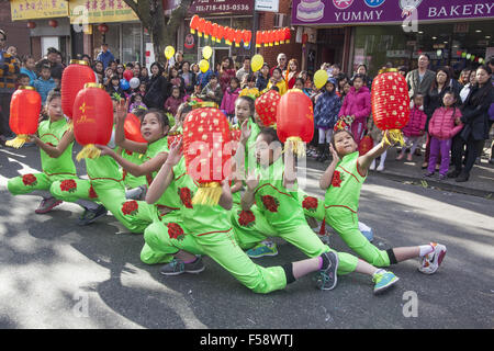 Troupe de danse pour enfants au Festival d'automne et de la lanterne chinoise dans le quartier Chinatown de Parade de Brooklyn, New York. Banque D'Images