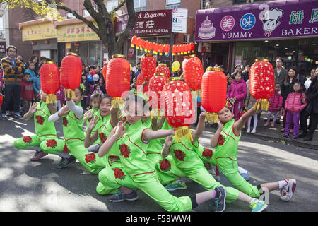 Troupe de danse pour enfants au Festival d'automne et de la lanterne chinoise dans le quartier Chinatown de Parade de Brooklyn, New York. Banque D'Images