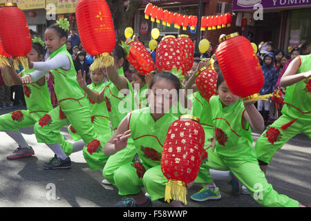 Troupe de danse pour enfants au Festival d'automne et de la lanterne chinoise dans le quartier Chinatown de Parade de Brooklyn, New York. Banque D'Images