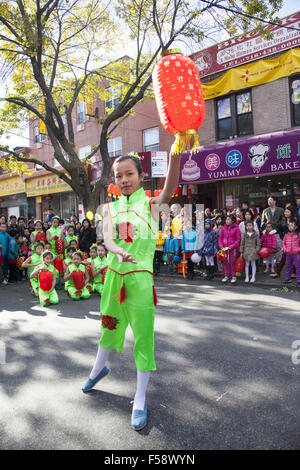 Troupe de danse pour enfants au Festival d'automne et de la lanterne chinoise dans le quartier Chinatown de Parade de Brooklyn, New York. Banque D'Images