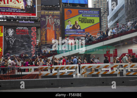 Les gens se sont alignés pour votre achat de billets de théâtre dans le quartier des théâtres de Times Square le plus grand centre touristique de la ville de New York. Banque D'Images