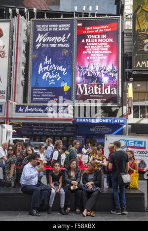 Les gens se sont alignés pour votre achat de billets de théâtre dans le quartier des théâtres de Times Square le plus grand centre touristique de la ville de New York. Banque D'Images