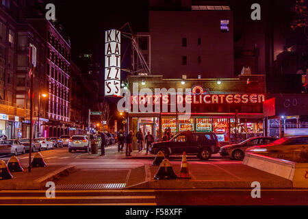 Katz's Deli, Traiteur un diner dans le Lower East Side, New York City, États-Unis d'Amérique. Banque D'Images