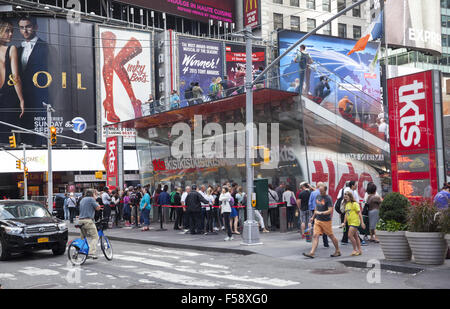 Les gens se sont alignés pour votre achat de billets de théâtre dans le quartier des théâtres de Times Square le plus grand centre touristique de la ville de New York. Banque D'Images