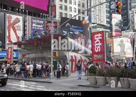 Les gens se sont alignés pour votre achat de billets de théâtre dans le quartier des théâtres de Times Square le plus grand centre touristique de la ville de New York. Banque D'Images