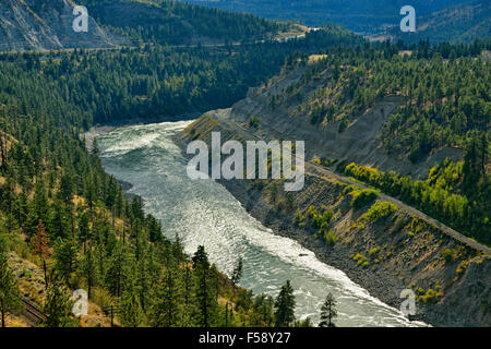 Vallée de la rivière Thompson et lignes de chemin de fer, l'autoroute 1 Quesnel pour Hope, Colombie-Britannique, Canada Banque D'Images